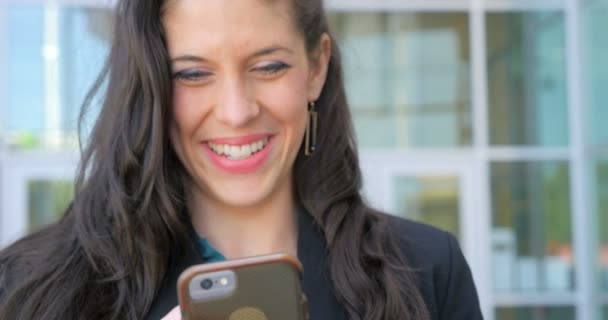 Donna d'affari millenaria di successo sorridente durante la lettura di e-mail 4k fuori — Video Stock