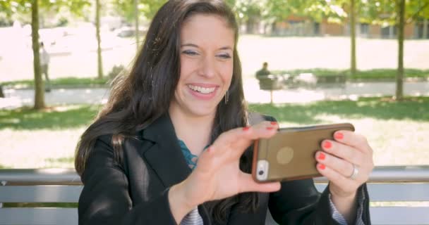 Mooie vrouw in pak met behulp van slimme telefoon voor videoconfereren gesprek — Stockvideo