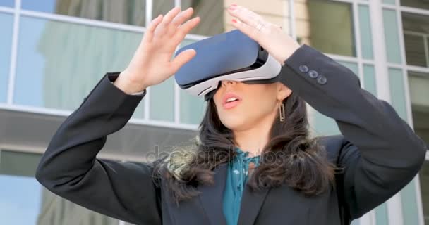 Feminino executivo corporativo segurando fone de ouvido VR experimentando 360 realidade aumentada — Vídeo de Stock