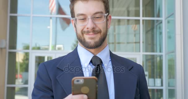Счастливый бизнесмен пишет текстовое письмо или сообщение в социальных сетях на смартфоне — стоковое видео