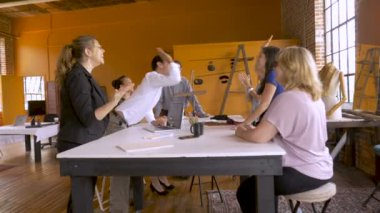 Grup yüksek beş genç yaratıcı profesyonellerin iş başarı kutluyor