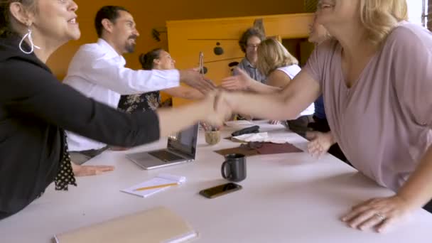 Femmes entrepreneurs serrant la main des investisseurs lors d'une réunion collaborative 