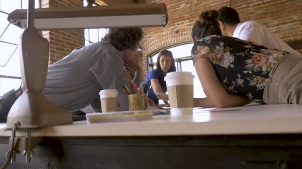 Brainstorming d'équipe collaborative lors d'une réunion d'affaires 