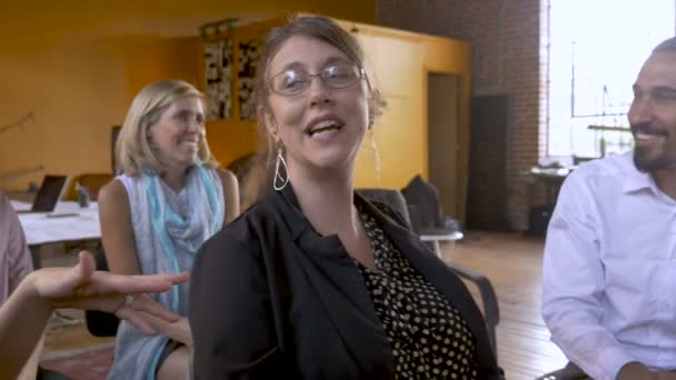 Oturma ve bir toplantıda konuşan çekici işadamları grubu — Stok video