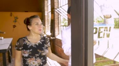 Çok etnik çift kadar koyarak yeni kendi iş için oturum açın