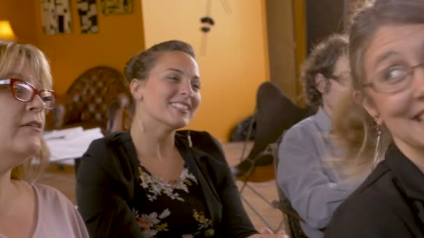 Femme séduisante donnant son avis lors d'un séminaire d'affaires 