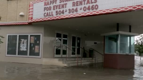 POV rijden door een overstroomd theater veroorzaakt door verandering van het klimaat in New Orleans — Stockvideo