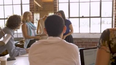 Sunu onun çalışanları için başlatma sırasında kadın işletme sahibi