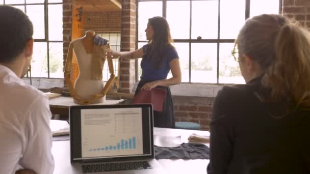 Женщина делится творческими идеями во время презентации для растущего бизнеса — стоковое видео