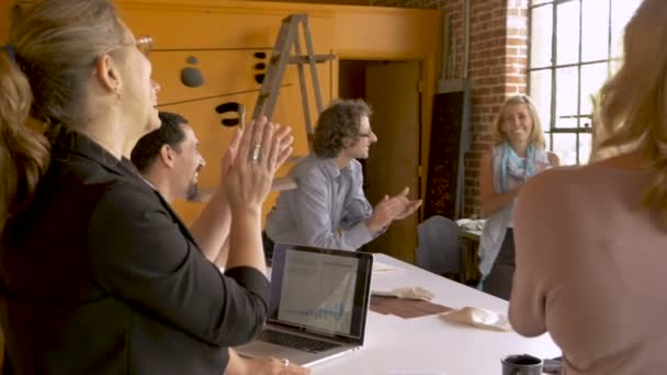 Équipe de démarrage d'entreprise célébrant la croissance réussie applaudissements et applaudissements 