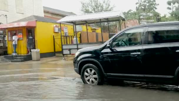 Conduciendo por las calles inundadas de Nueva Orleans mientras la gente mira — Vídeo de stock