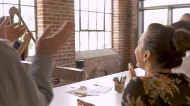 Alkışlar ve sunu kadın patron ile alkış arkadaşları