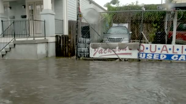 Домашние автомобили и предприятия затоплены в районе Треме в Новом Орлеане — стоковое видео
