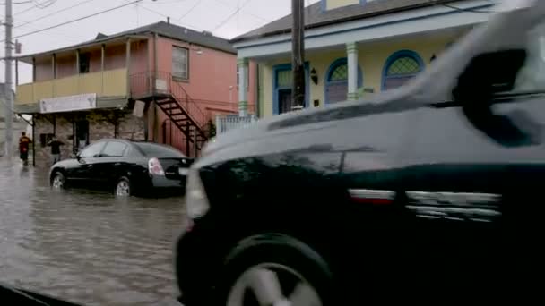Camion passant parmi les rues inondées et voitures dans les eaux inondables en NOLA — Video
