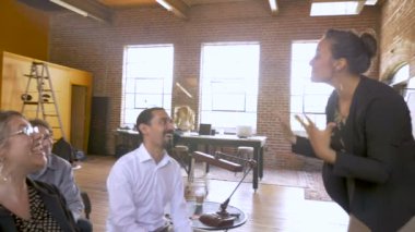 İş kadını bir sunum motivasyonel Event'de alkışlar ile açar