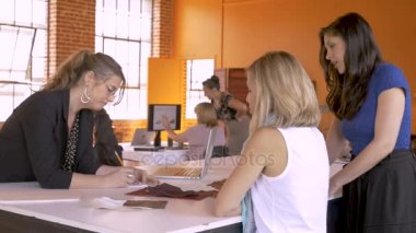 Tüm kadın küçük işletme başlatmak işbirliği ve birlikte çalışma