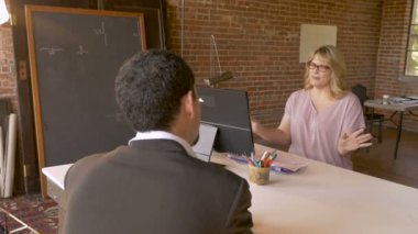 Kadın Yöneticisi bir erkek çalışan yeni bir iş için işe