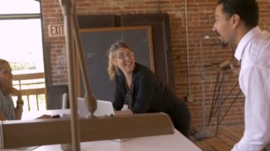 Bir beyin fırtınası oturumu sırasında rahat iş toplantıları için gelen adam