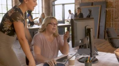 İş ofis teknoloji çoğunlukla kadın çalışanı ile meşgul Başlat