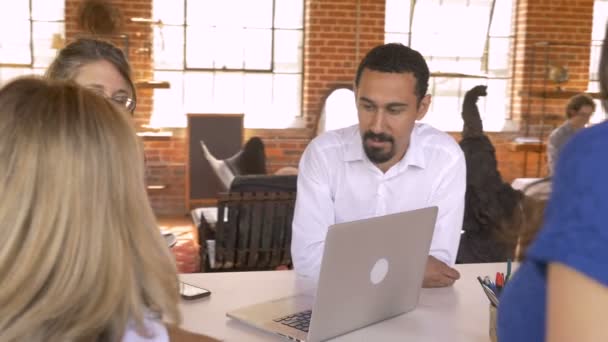 Femme chef d'équipe créative discuter des idées avec des collègues entrepreneurs 