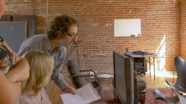 Kadın patron veri grafikler ve onun çalışanları ile gözden geçirme