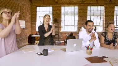 Alkışlar ve iş başlangıçta tezahürat arkadaşları çok etnik grup