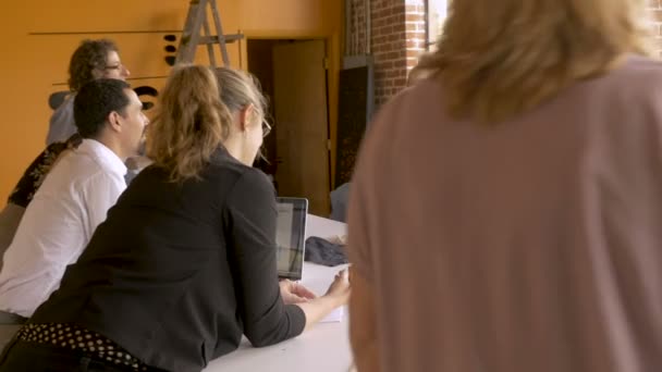 Deux femmes présentant leur idée à leurs collègues lors d'une réunion d'affaires 