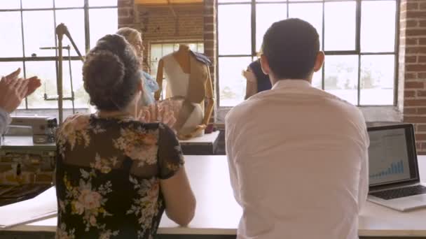 Groupe diversifié d'entrepreneurs célébrant le succès applaudissements et acclamations 