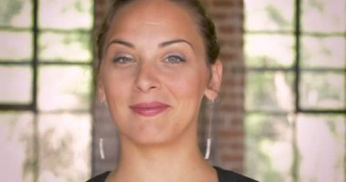 Güzel gülümsüyor ve flört göz kırpıyor karışık bir etnik kadın portresi