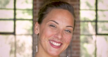 Dans ve yüzü kızaran gülümseyen bir kadının samimi samimi an