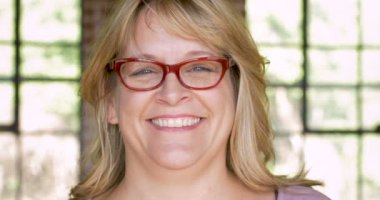 Gözlük gülümseyen mutlu çekici sarışın kadın portresi