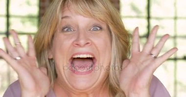 O kazandı ya da bir kazanan olumlu duygu gösterilen güzel sarışın kadın