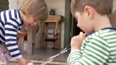 Kardeş kız boyama ve Paskalya yumurtaları birlikte boya kardeşi yardım