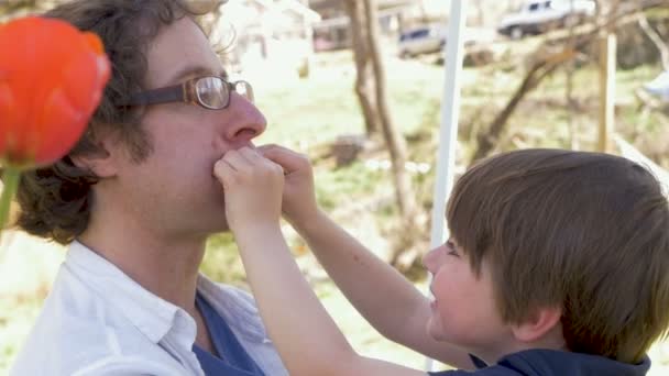 Adorable joven jugando con su padre fuera — Vídeos de Stock