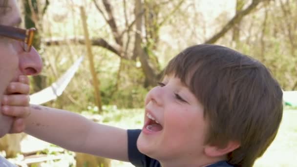 Bonito menino de 4 anos brincando com seu pai e rindo — Vídeo de Stock