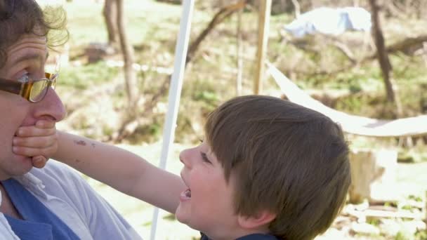 Lachen knappe jonge 4-jarige jongen die zijn vaders bedrijf gesloten mond — Stockvideo