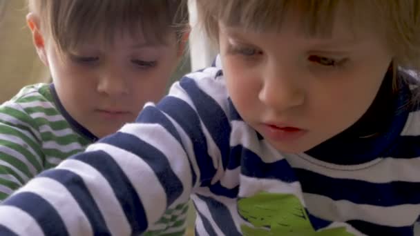 Close up van schattige jongen en meisje spelen en zich te concentreren samen — Stockvideo