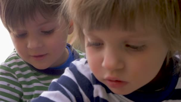 Close up de duas crianças um menino e uma menina focados em brincar juntos — Vídeo de Stock