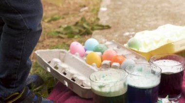 Sevimli genç 3 yaşındaki kız elini ile renkli bir easter egg kapma