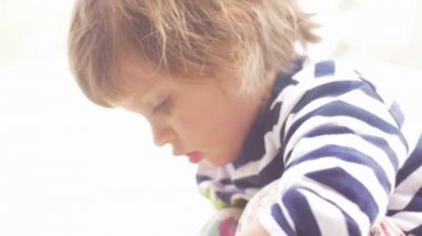 Sevimli küçük bir kız oynamaya konsantre rüya gibi anı