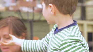 Paskalya yumurtaları ailesiyle birlikte tatil sırasında dekorasyon şirin küçük çocuk