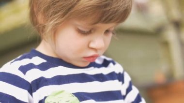 Özenli konsantre genç sağlıklı küçük kız dışında ağır çekimde odaklı