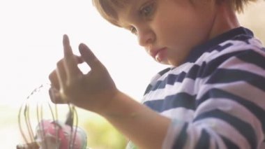 Sanat ve el sanatları yapma bir çırpma teli ile oynarken küçük kız