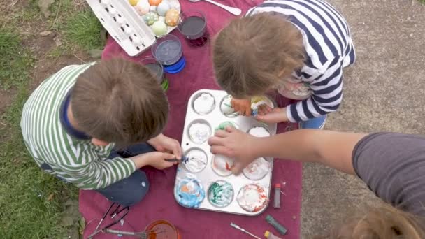 Накладний хлопчик і дівчинка, що працює над мистецтвом і ремеслами з мамою — стокове відео