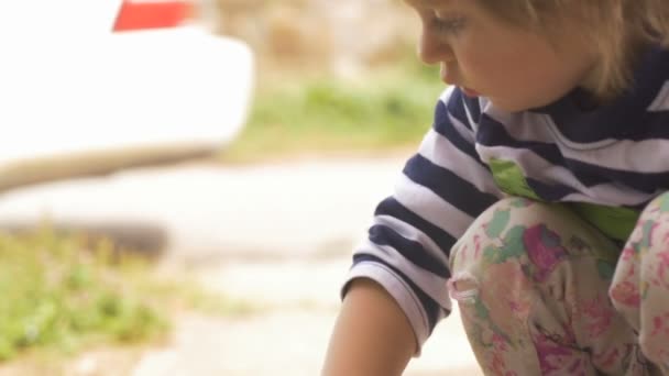 Intiem moment met een schattig klein meisje gericht op buiten spelen — Stockvideo