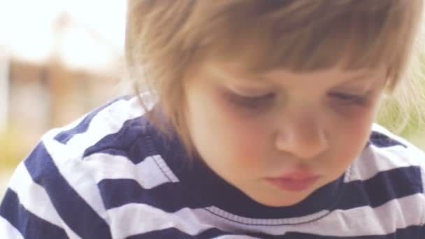 Valódi pillanatban egy kis lány koncentrál és a gondolkodás, a lassú mozgás — Stock videók