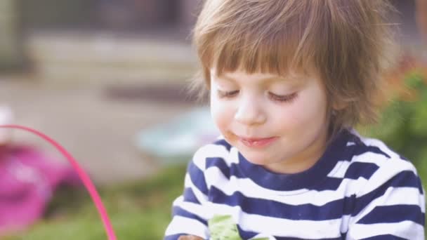 Adorable niña disfrutando de chocolate sonriendo y mirando a la cámara — Vídeo de stock