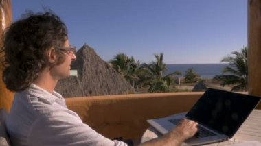 Adam kendi bilgisayarında ev ofisinde çalışırken kısa mola