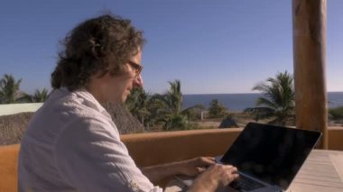 Plajı'na bakış office evde dizüstü bilgisayar kullanan adam dışarı itmek