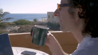 Girişimci adam kısa bir mola alır ve onun laptop çalışma devam ediyor